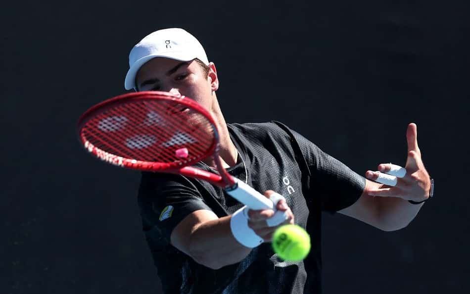 João Fonseca em treino no Australian Open (Foto: Martin KEEP / AFP)