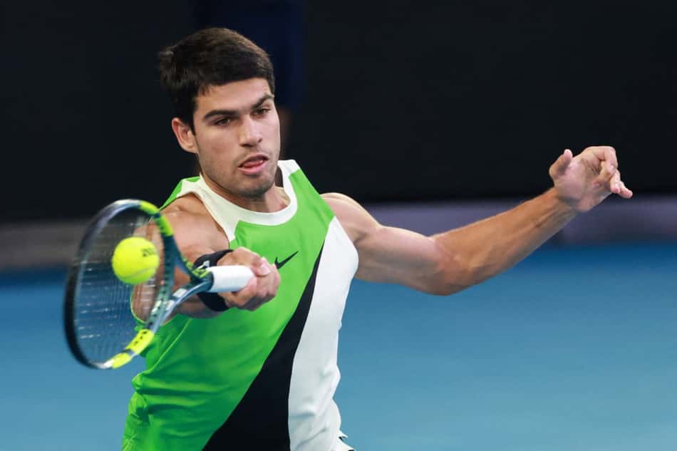 O espanhol Carlos Alcaraz na final do Australian Open contra o sérvio Novak Djokovic (Foto: DAVID GRAY / AFP)