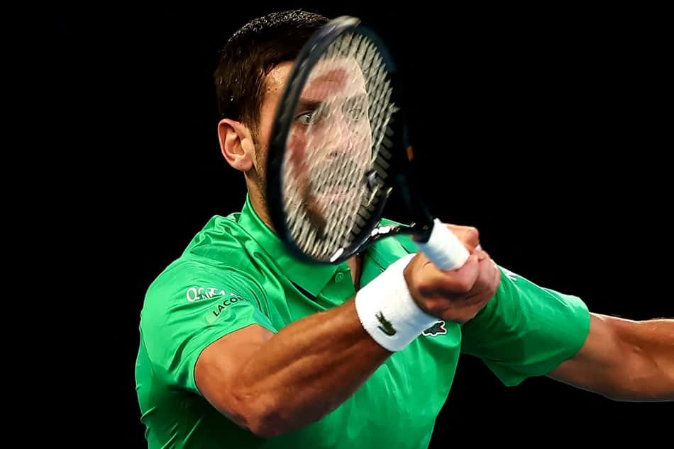O sérvio Novak Djokovic devolve a bola na final do Australian Open contra o espanhol Carlos Alcaraz (Foto: IZHAR KHAN / AFP)