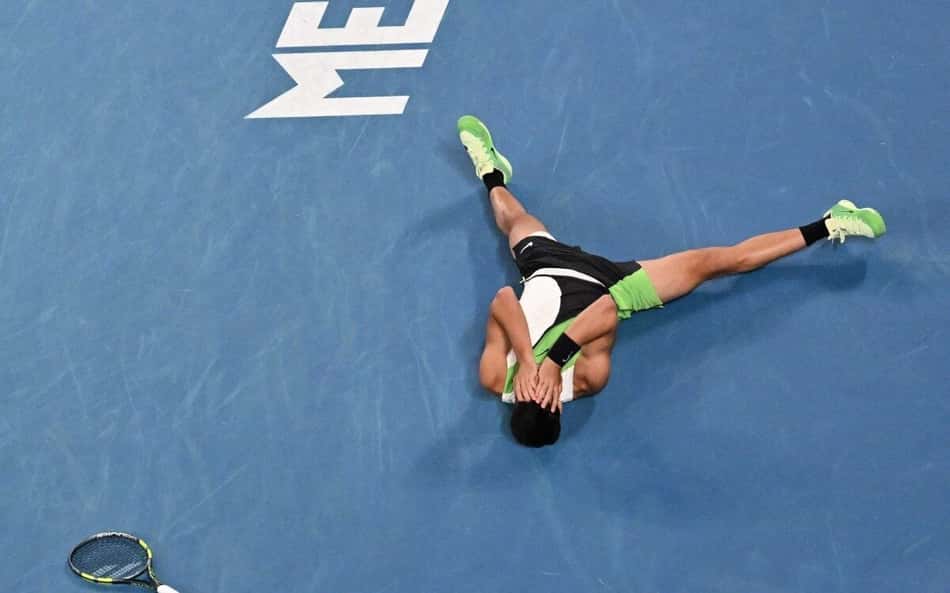 Alcaraz domina Djokovic, vence o Australian Open e fecha o Career Slam
