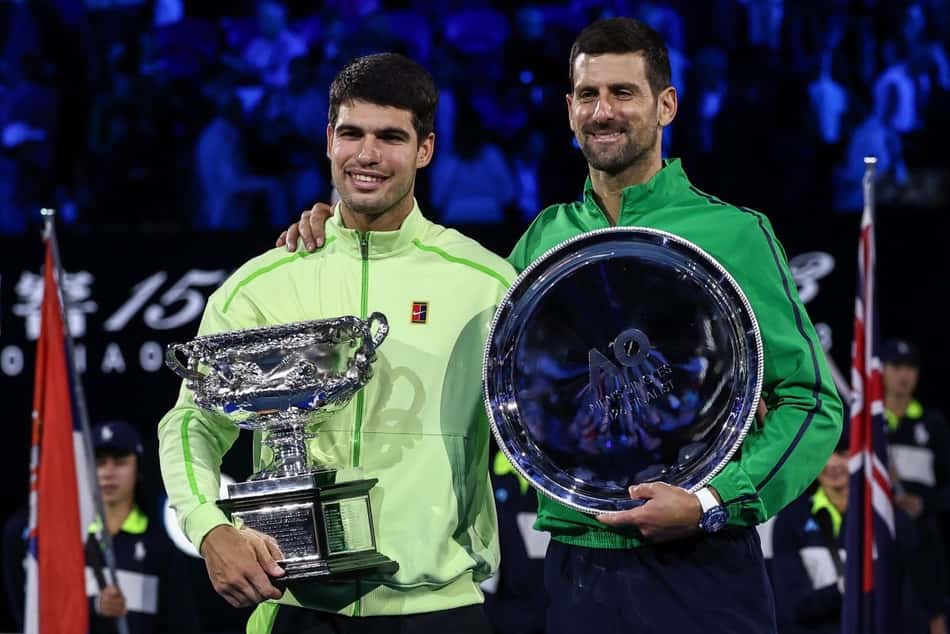 O campeão Carlos Alcaraz e o vice Novak Djokovic com os troféus do Australian Open (Foto: IZHAR KHAN / AFP)