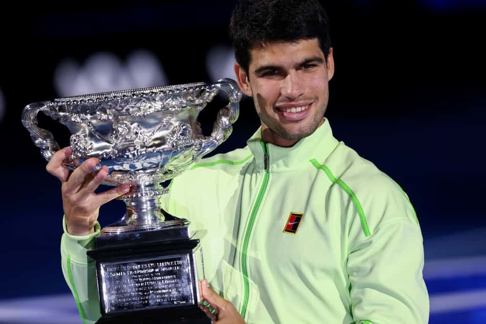 O espanhol Carlos Alcaraz com o troféu do Australian Open (Foto: IZHAR KHAN / AFP)