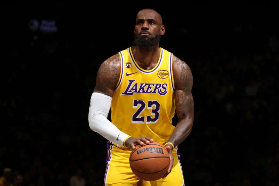 LeBron James, do Los Angeles Lakers, arremessa lance livre contra o Brooklyn Nets, em 3 de fevereiro de 2026. (Foto: Nathaniel S. Butler/NBAE/Getty Images/Getty Images via AFP)
