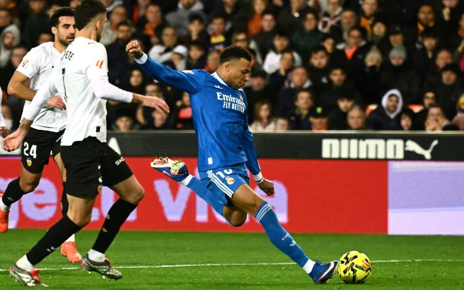 Mbappé marca, Carreras faz pintura, e Real Madrid vence o Valencia em La Liga