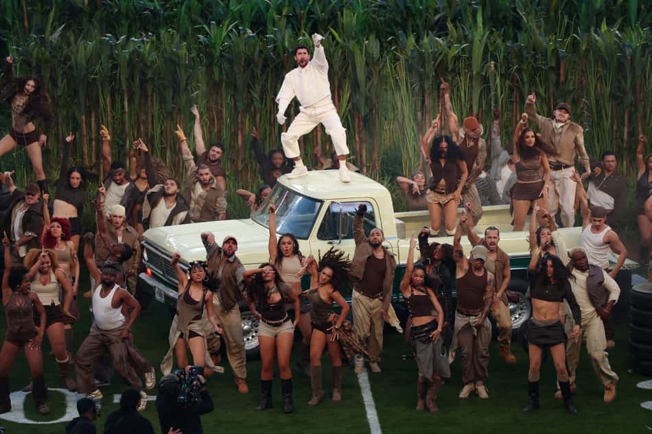 Bad Bunny canta no show do intervalo do Super Bowl LX no Levi's Stadium, em Santa Clara, na Califórnia, em 8 de fevereiro de 2026. (Foto: Patrick T. Fallon/AFP)