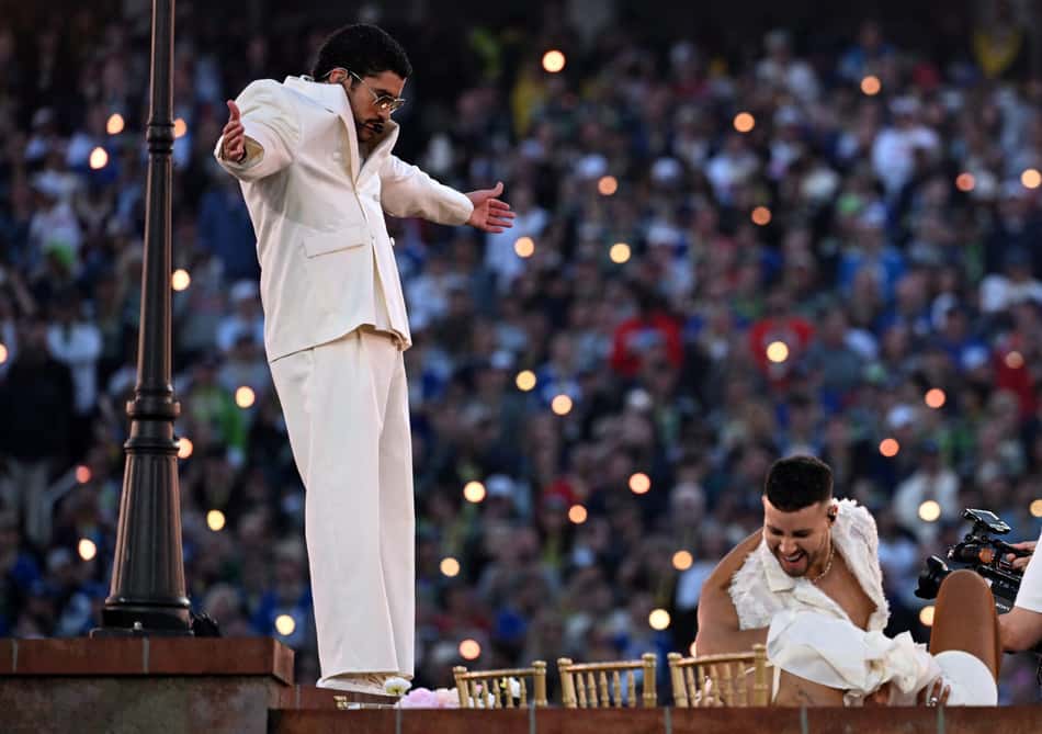 Bad Bunny se apresenta no show do intervalo do Super Bowl LX entre Patriots e Seahawks no Levi's Stadium em Santa Clara, Califórnia, em 8 de fevereiro de 2026. (Foto: Josh Edelson/AFP)