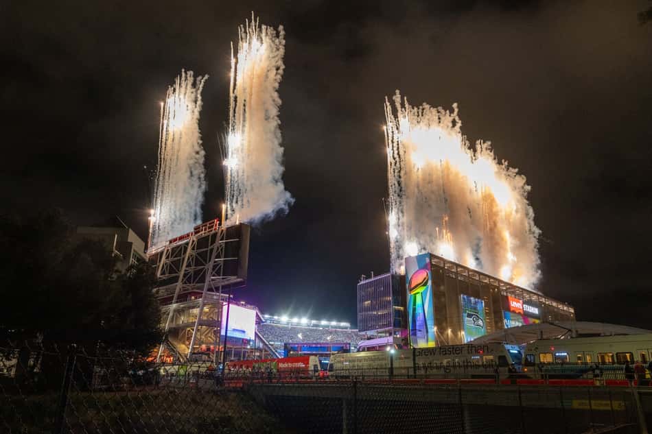 Fogos explodem sobre o Levi's Stadium enquanto o Seattle Seahawks vence o New England Patriots por 29–13 no Super Bowl LX, em Santa Clara, Califórnia (Foto: Karl Mondon/AFP)