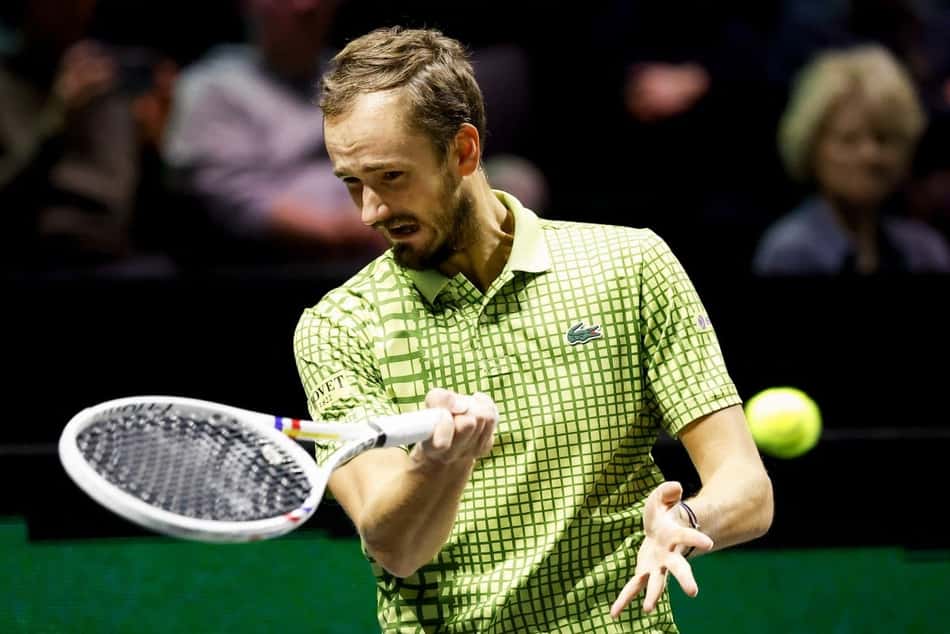 O russo Daniil Medvedev na derrota para o francês Ugo Humbert em Roterdã (Foto: Bas CZERWINSKI / ANP / AFP)