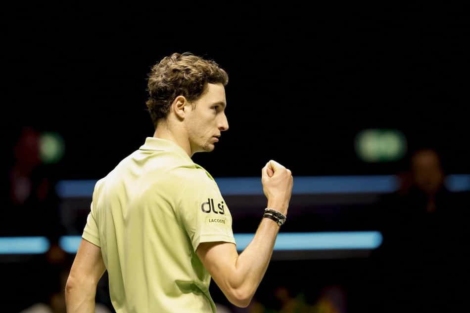 O francês Ugo Humbert na vitória sobre o russo Daniil Medvedev em Roterdã. (Foto: Bas CZERWINSKI / ANP / AFP)