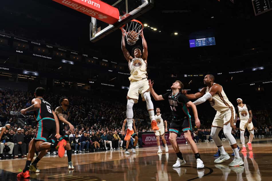 Gui Santos, do Golden State Warriors, enterra a bola durante o jogo contra o Memphis Grizzlies, no Chase Center. (Foto: Noah Graham/NBAE/Getty Images/AFP)