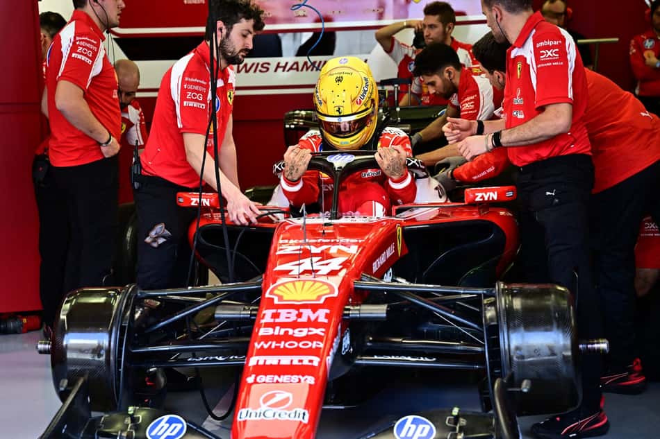 O piloto britânico Lewis Hamilton, da Ferrari, sentado no carro no primeiro dia dos testes de pré-temporada da Fórmula 1 no Bahrain International Circuit, em Sakhir, em 11 de fevereiro de 2026. (Foto: Giuseppe CACACE/AFP)