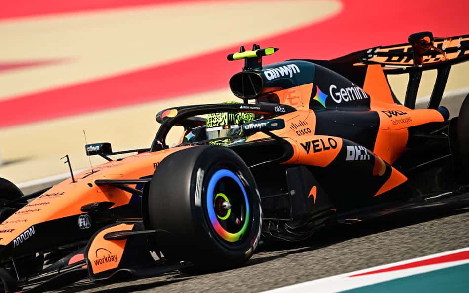 O piloto britânico Lando Norris, da McLaren, dirige no segundo dia dos testes da Fórmula 1 no Bahrain International Circuit, em Sakhir, 12 de fevereiro de 2026. (Foto: Giuseppe CACACE/AFP)