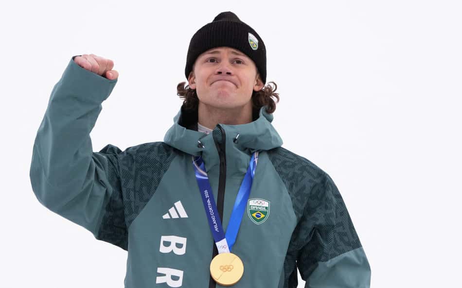 Medalhista de ouro, Lucas Pinheiro Braathen posa no pódio do slalom gigante masculino nos Jogos Olímpicos de Inverno 2026. (Foto: Dimitar Dilkoff/AFP)
