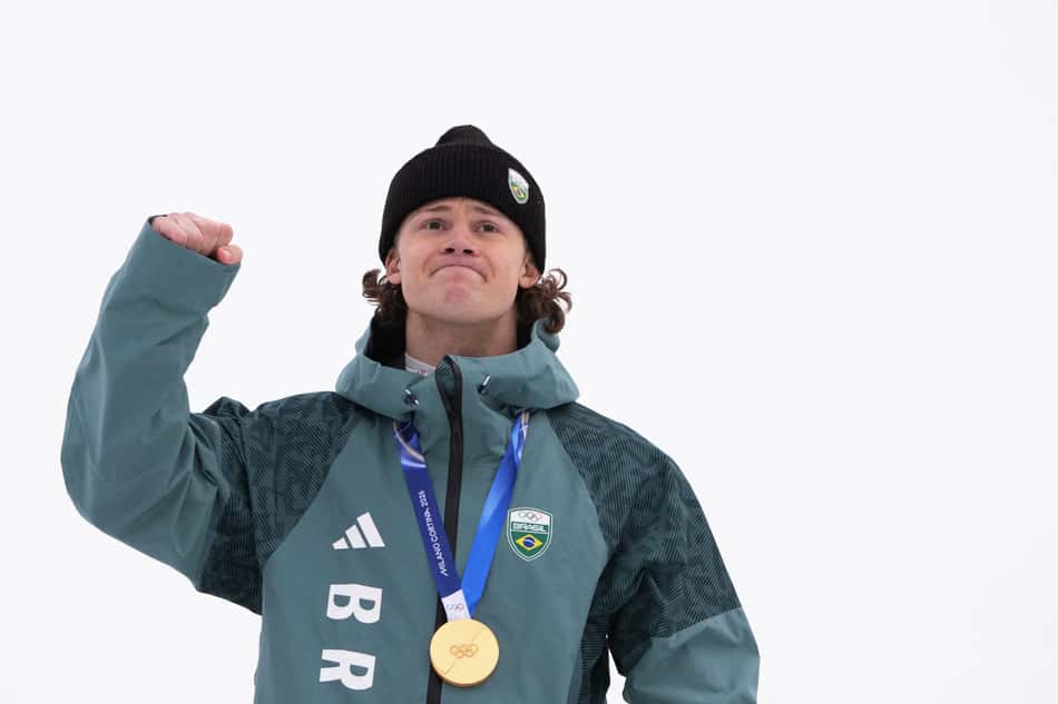 Medalhista de ouro, Lucas Pinheiro Braathen posa no pódio do slalom gigante masculino nos Jogos Olímpicos de Inverno 2026. (Foto: Dimitar Dilkoff/AFP)