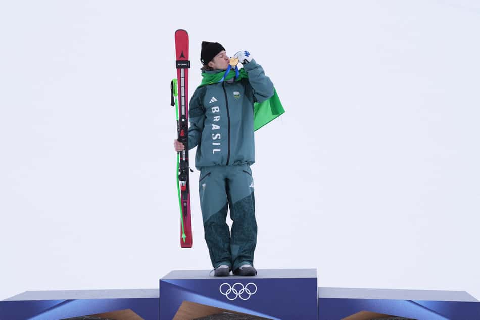 Medalhista de ouro, Lucas Pinheiro Braathen posa no pódio do slalom gigante masculino nos Jogos Olímpicos de Inverno 2026. (Foto: Dimitar Dilkoff/AFP)