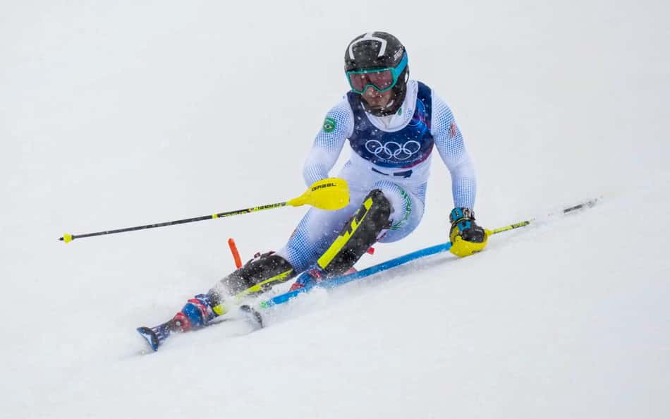 Giovanni Ongaro supera queda de Lucas Pinheiro e garante melhor marca do Brasil no Slalom em Olimpíadas de Inverno