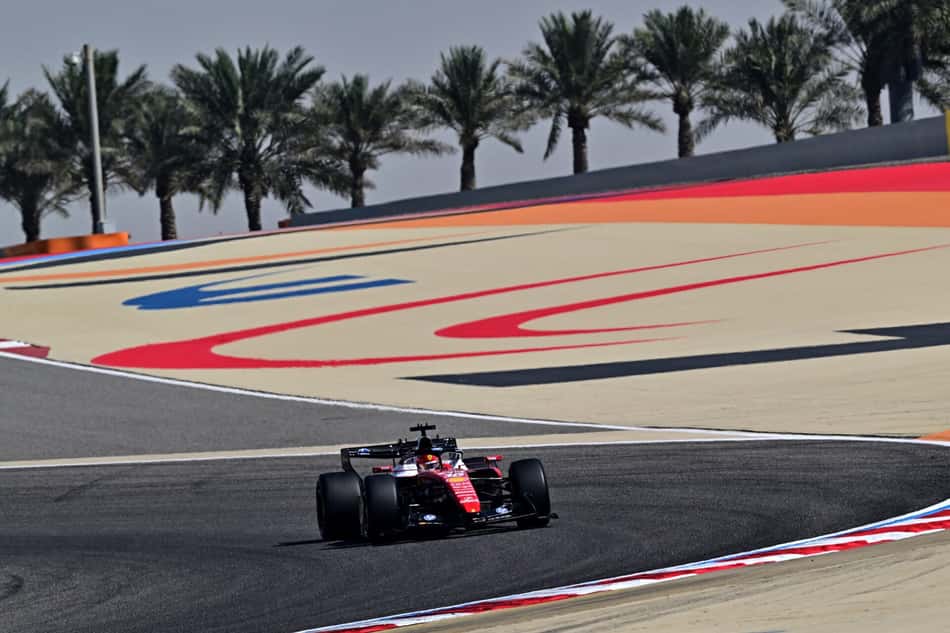 Charles Leclerc, acelera no primeiro dia dos testes de pré-temporada da Fórmula 1 no Circuito Internacional do Bahrein, em Sakhir, em 18 de fevereiro de 2026 (Foto: Giuseppe Cacace/AFP)