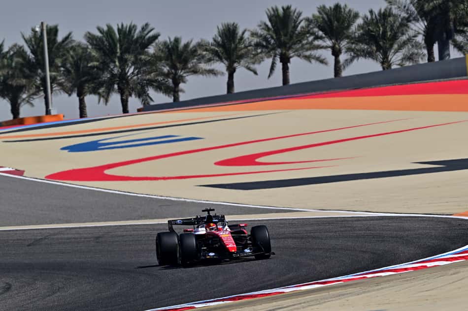 Charles Leclerc, acelera no primeiro dia dos testes de pré-temporada da Fórmula 1 no Circuito Internacional do Bahrein, em Sakhir, em 18 de fevereiro de 2026 (Foto: Giuseppe Cacace/AFP)