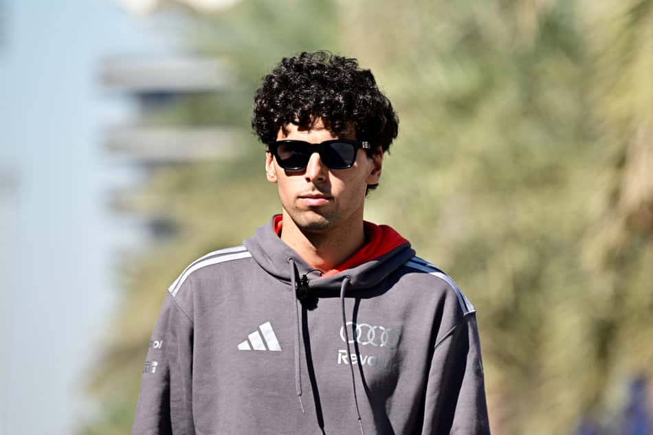 O brasileiro da Audi Gabriel Bortoleto caminha pelo paddock no primeiro dia do segundo teste de pré-temporada da Fórmula 1 no Circuito Internacional do Bahrein, em Sakhir, em 18 de fevereiro de 2026 (Foto: Giuseppe cacace/afp)