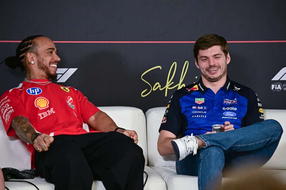 Lewis Hamilton, e Max Verstappen, participam de coletiva no primeiro dia do segundo teste de pré-temporada da Fórmula 1 no Circuito Internacional do Bahrein, em Sakhir, em 18 de fevereiro de 2026 (Foto: Giuseppe Cacace/AFP)