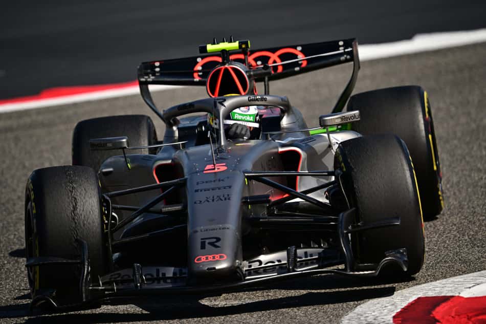 O brasileiro da Audi Gabriel Bortoleto pilota no segundo dia dos testes de pré-temporada da Fórmula 1 no Circuito Internacional do Bahrein, em Sakhir, em 19 de fevereiro de 2026 (Foto: Giuseppe cacace/afp)