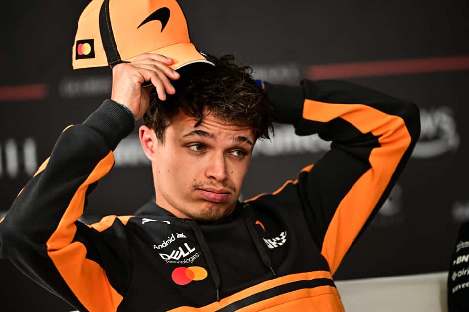 O piloto britânico da McLaren, Lando Norris, participa de coletiva no segundo dia dos testes de pré-temporada da Fórmula 1 no Circuito Internacional do Bahrein, em Sakhir, em 19 de fevereiro de 2026 (Foto: Giuseppe Cacace/AFP)
