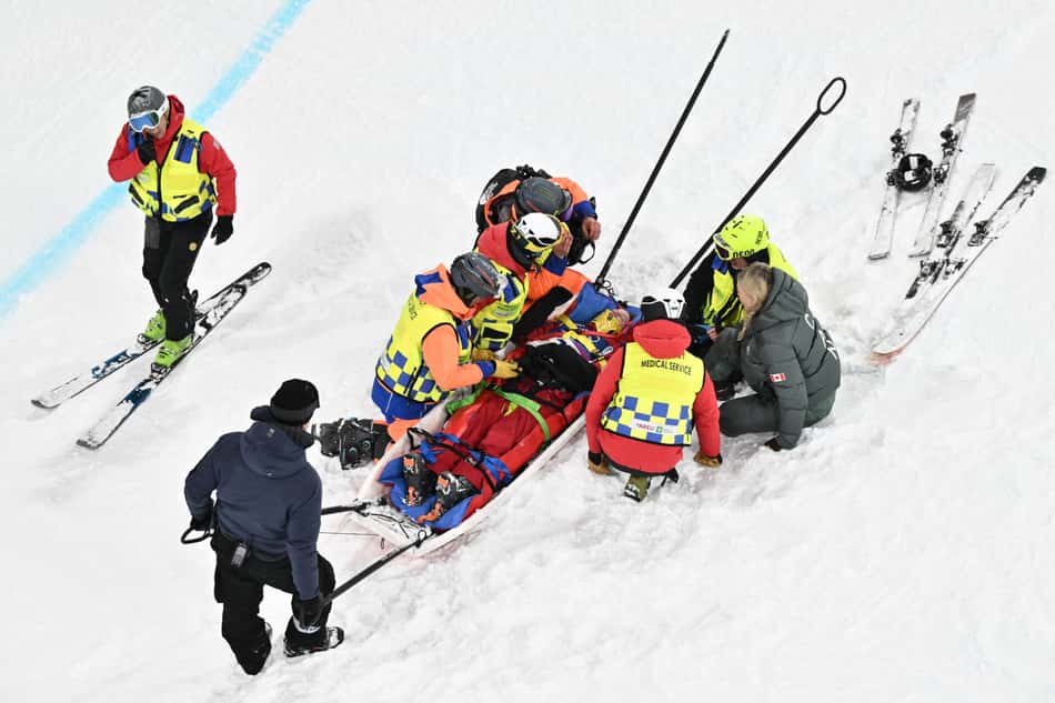 A canadense Cassie Sharpe recebe atendimento médico após queda na segunda descida classificatória do halfpipe do esqui estilo livre feminino nos Jogos Olímpicos de Inverno Milano Cortina 2026, no Livigno Snow Park, em Livigno, em 19 de fevereiro de 2026 (Foto: Jeff pachoud/afp)