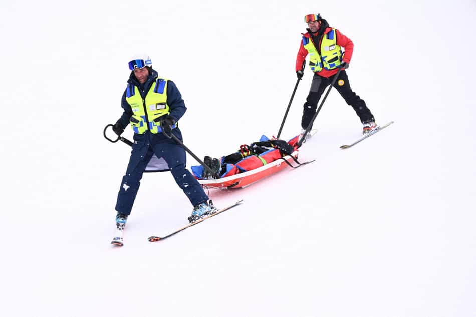 O neozelandês Finley Melville Ives é retirado por equipe médica na segunda descida classificatória do halfpipe do esqui estilo livre masculino nos Jogos Olímpicos de Inverno Milano Cortina 2026, no Livigno Snow Park, em Livigno, em 20 de fevereiro de 2026 (Foto: Kirill kudryavtsev/afp)