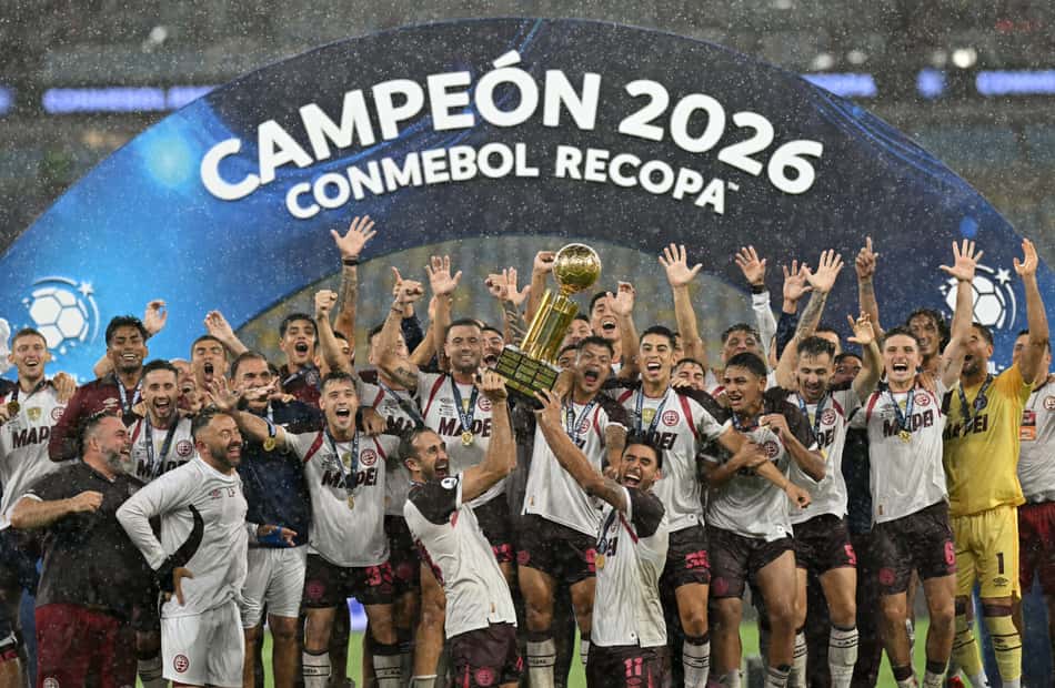 Jogadores do Lanús erguem o troféu da Recopa no Maracanã (Foto: Mauro PIMENTEL / AFP)