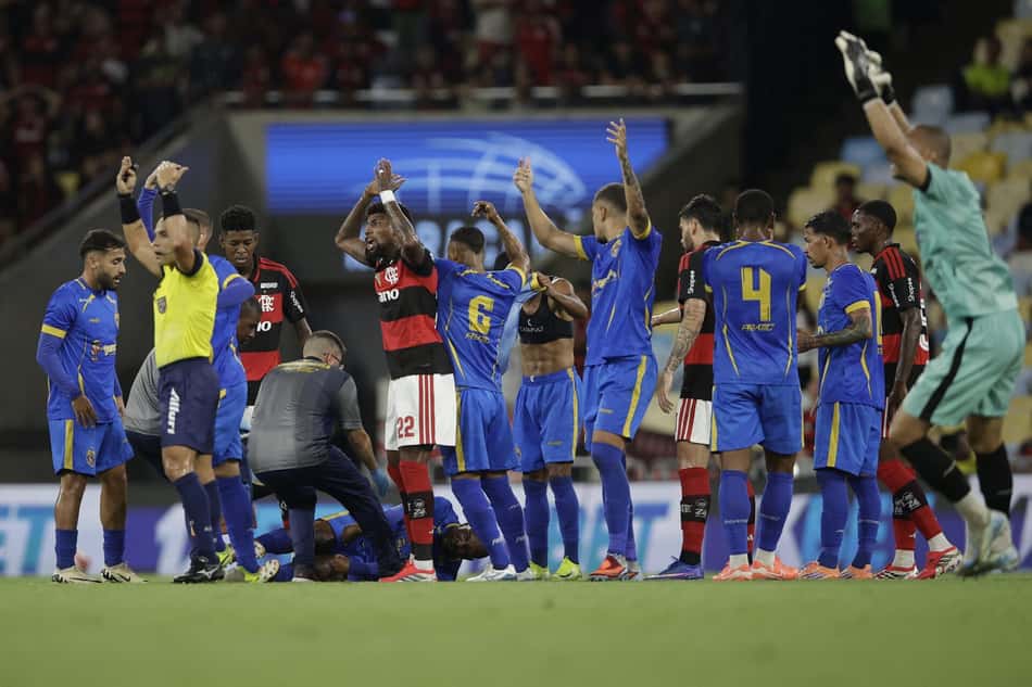 Jogadores do Flamengo e Sampaio Corrêa chamam médicos para atender Alexandre