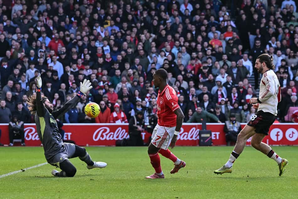Alisson em ação pelo Liverpool (Foto: Ben Stansall/AFP)