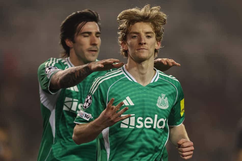 Anthony Gordon comemorando gol do Newcastle na Champions League (Foto: Giorgi Arjevanidze/AFP)