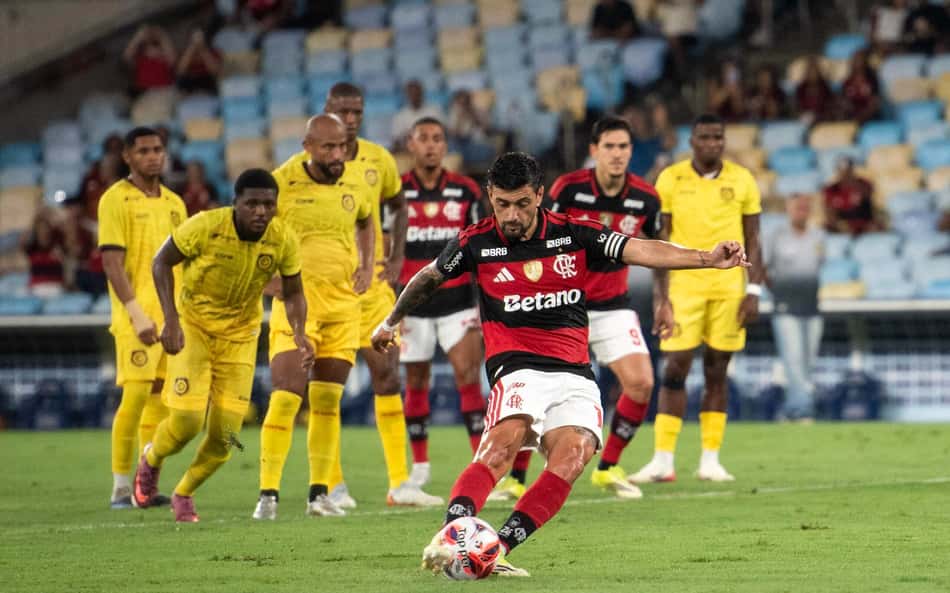 Arrascaeta alcança marca pelo Flamengo e recebe recado: 'Nos salve'