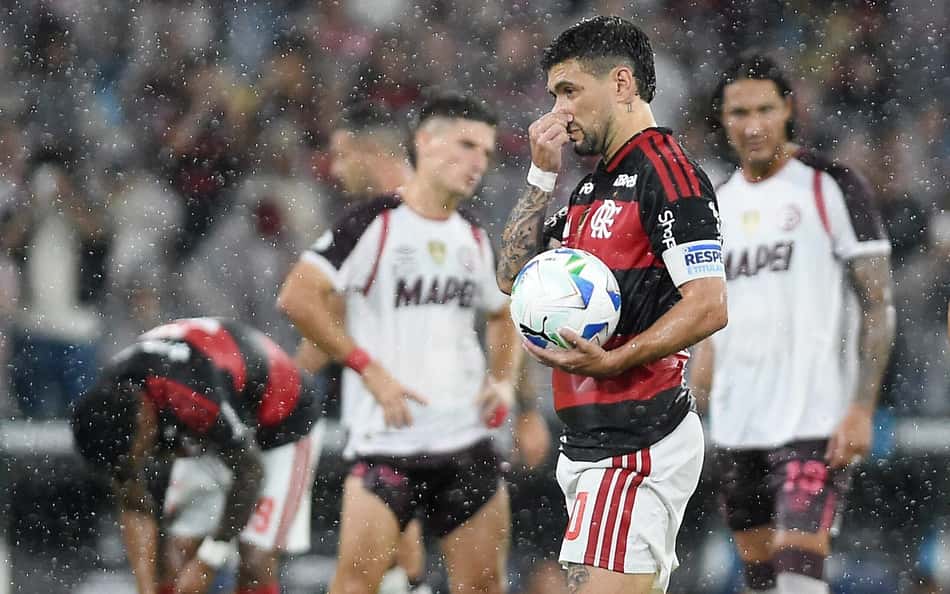 Arrascaeta manda recado à torcida do Flamengo após vice da Recopa: 'Desculpa'