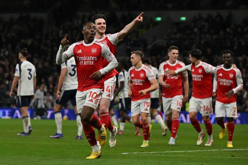 Pela Premier League, o Arsenal venceu o Tottenham por 3 a 1 (Foto: Glyn KIRK / AFP)
