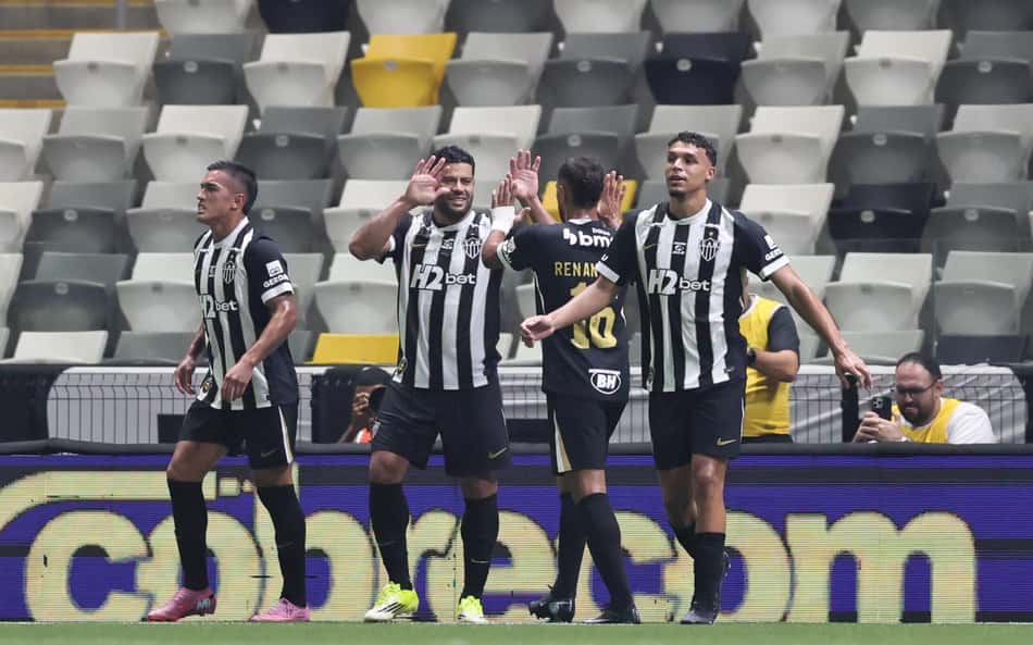Jogadores do Atlético contra o Remo (Foto: Pedro Souza / Atlético)