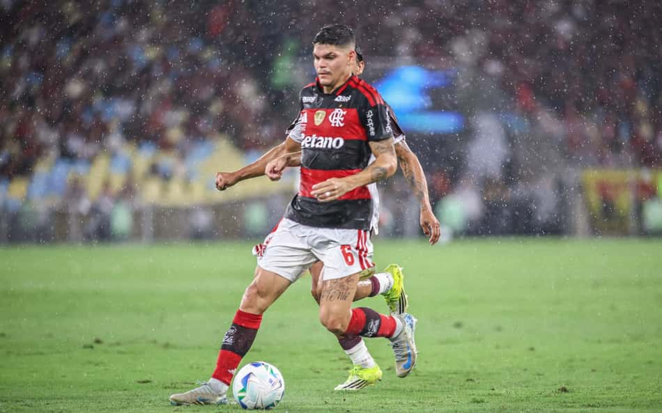 Ayrton Lucas, do Flamengo, explica falha em gol do Lanús: 'Muito difícil'