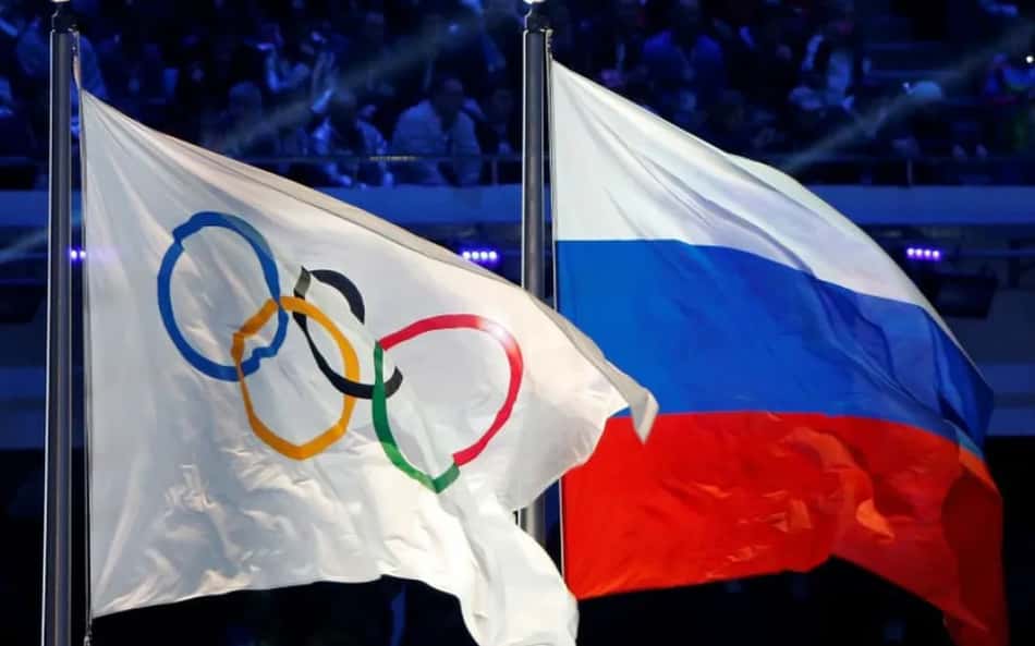 Bandeira do Comitê Olímpico Internacional ao lado da bandeira da Rússia (Foto: Divulgação)