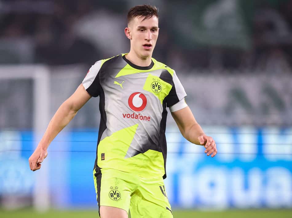 Nico Schlotterbeck comemora vitória do Borussia Dortmund (Foto: Ronny HARTMANN / AFP)
