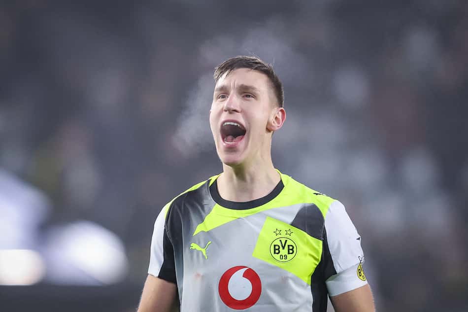 Nico Schlotterbeck comemora vitória do Borussia Dortmund (Foto: Ronny HARTMANN / AFP)