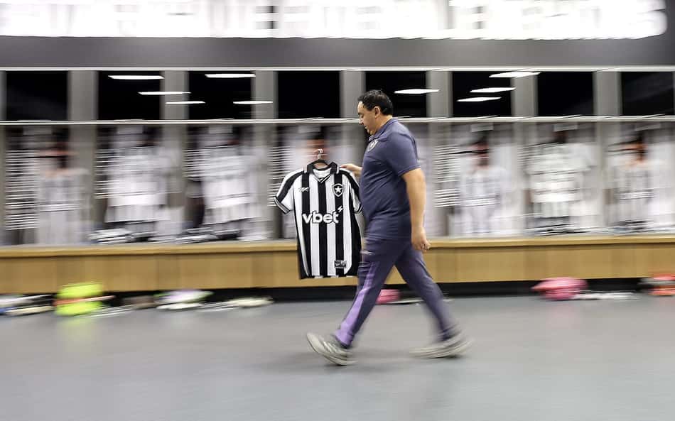 Botafogo encaminha acerto com nova fornecedora de material esportivo