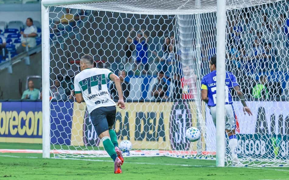 Breno Lopes marca pela primeira vez no Coritiba e minimiza pressão por investimento