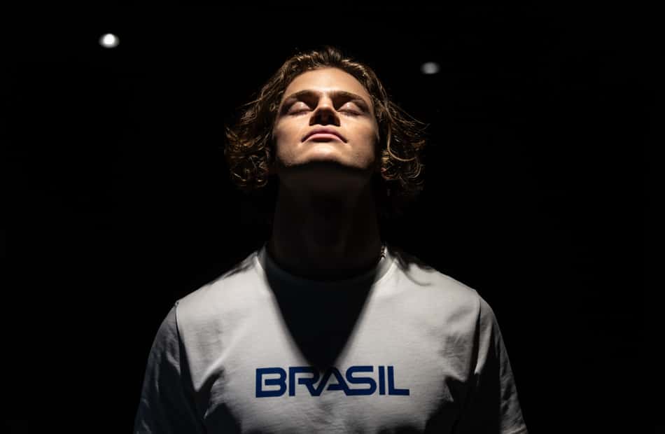 O atleta Lucas Pinheiro Braathen provando as peças que compõem o uniforme oficial do Time Brasil para os Jogos Olímpicos de Inverno. A Moncler se une ao visionário designer brasileiro Oskar Metsavaht para cocriar a coleção dos uniformes oficiais da Cerimônia de Abertura de Milão–Cortina, fundindo a identidade brasileira ao legado pioneiro da marca nos esportes de inverno. Foto: Jonne Roriz/COB