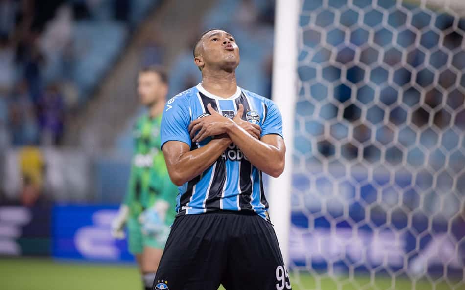 De zagueiro a atacante: a trajetória única de Carlos Vinícius, artilheiro do Grêmio