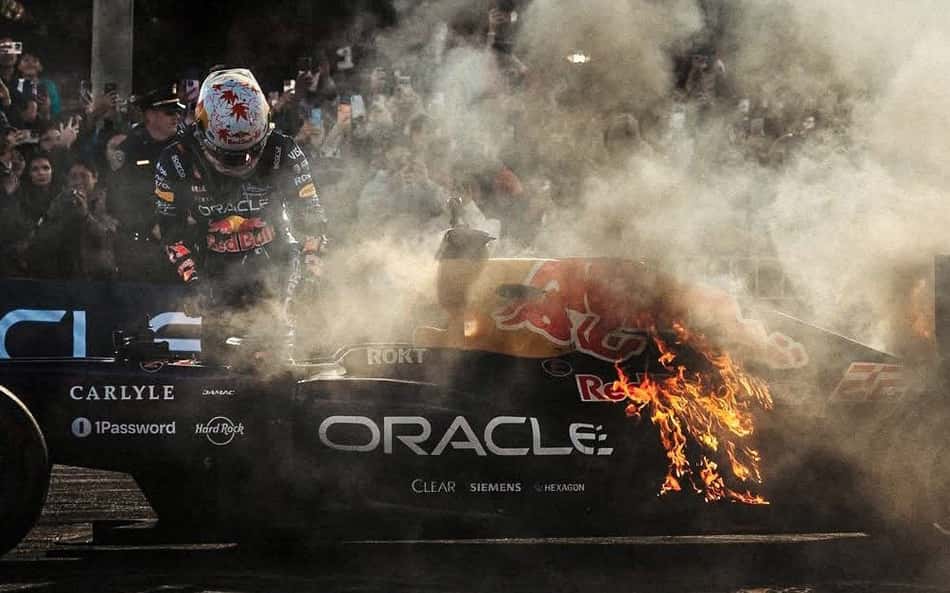 VÍDEO: Carro da Red Bull, da F1, pega fogo em evento de exibição