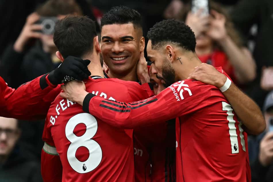 Casemiro comemorando o gol com Bruno Fernandes e Matheus Cunha (Foto: Paul Ellis)