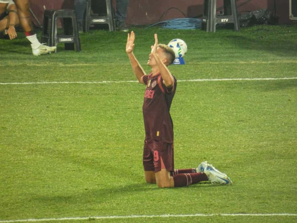 Castillo comemora gol pelo Lanús na Recopa