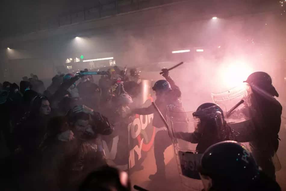 Confronto entre polícia e manifestantes marca protesto contra Jogos em Milão (Foto: Repercussão)