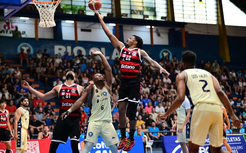Rio Claro vence Flamengo pela primeira vez na história com milagre no último quarto e derruba líder do NBB