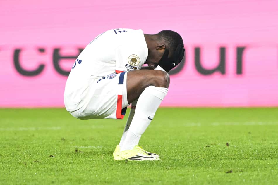 Dembélé põe as mãos na cabeça durante derrota do PSG para o Rennes, na Ligue 1